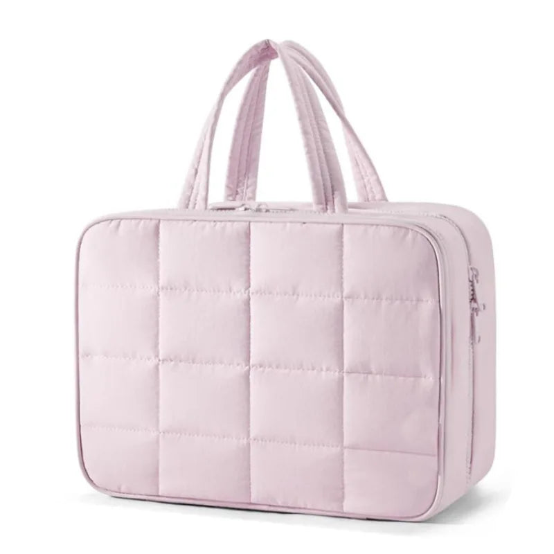 Borsa da viaggio rosa trapuntata, spaziosa e resistente, con manici doppi. Ideale per organizzare e trasportare accessori e abbigliamento.