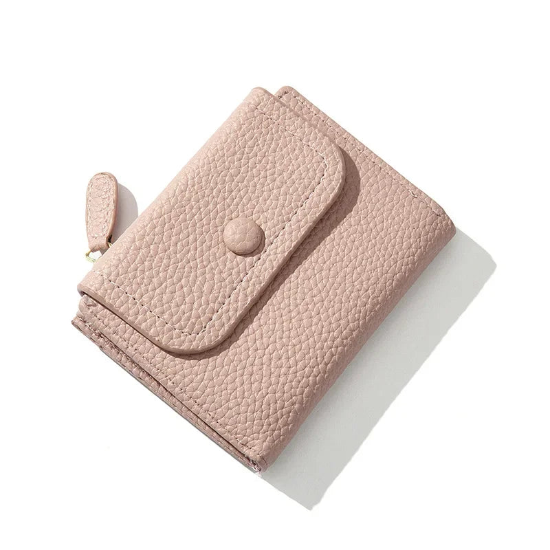 Portafoglio donna in pelle rosa chiaro con chiusura a bottone, design compatto, ideale per carte e contanti. Accessorio moda elegante e funzionale.