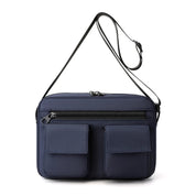 Borsa a tracolla blu scuro con doppia tasca frontale e cerniera, design elegante e funzionale, ideale per uomo e donna.