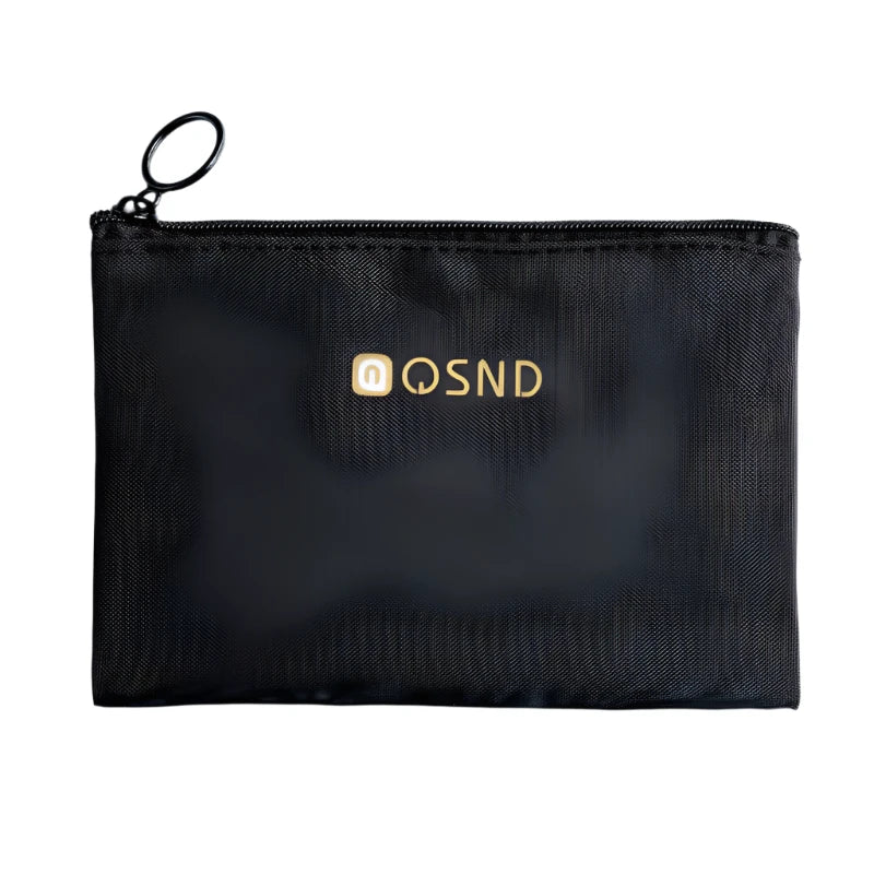 Borsa organizer nera con cerniera, logo QSND, ideale per viaggi, accessori, cosmetici. Design compatto e resistente, perfetto per organizzazione.