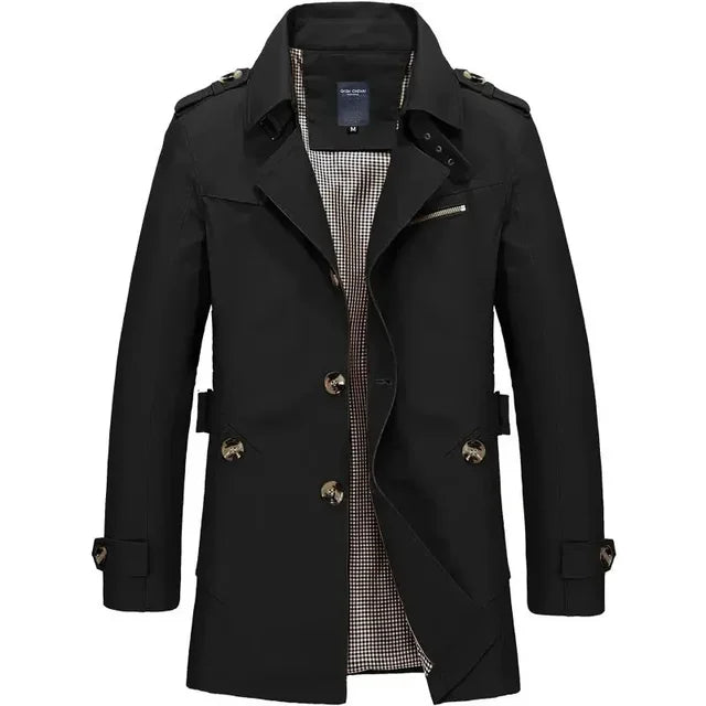 Cappotto trench nero da uomo, elegante e moderno, con bottoni doppi e cintura, ideale per l'autunno e l'inverno. Moda maschile, abbigliamento esterno.