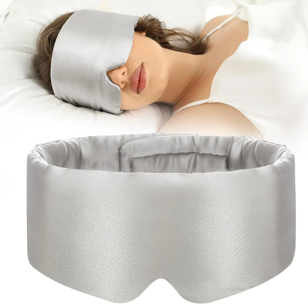 Maschera per dormire in seta grigia, donna addormentata, comfort e relax, accessorio per il sonno, blocco della luce, ideale per viaggi e riposo.