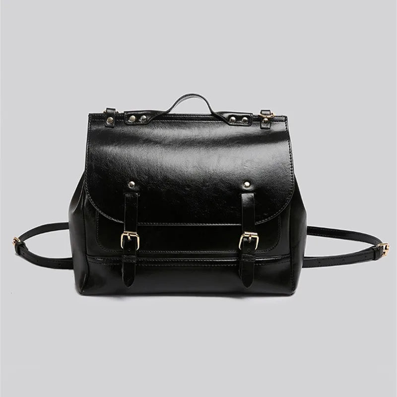 Zaino in pelle nera elegante con fibbie dorate, design classico, ideale per lavoro e viaggio. Accessorio moda unisex di alta qualità.