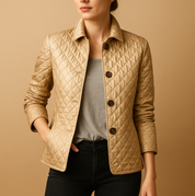 Giacca trapuntata beige da donna, elegante e casual, con bottoni scuri. Ideale per l'autunno, abbinata a maglia grigia e jeans neri.