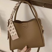 Borsa a mano in pelle marrone con manico intrecciato e foulard decorativo, design elegante e moderno, ideale per moda femminile e accessori di lusso.