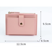 Portafoglio donna rosa in pelle sintetica, dimensioni 12,5x9,5x0,5 cm, con chiusura a bottone e zip, design compatto e moderno.