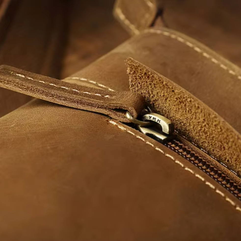 Stivale in pelle marrone con cerniera YKK, cuciture a vista. Calzatura robusta, stile casual, ideale per moda autunnale e invernale.
