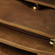 Borsa in pelle marrone con cerniera, design elegante e resistente, ideale per lavoro e viaggi. Accessorio moda uomo e donna di alta qualità.