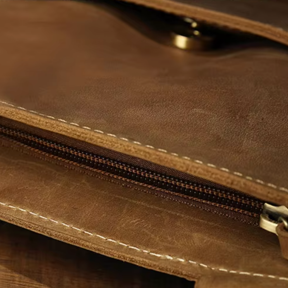 Borsa in pelle marrone con cerniera, design elegante e resistente, ideale per lavoro e viaggi. Accessorio moda uomo e donna di alta qualità.