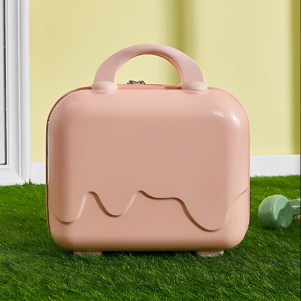 Valigia rosa per bambini su prato verde, design moderno e compatto, ideale per viaggi e vacanze. Accessorio da viaggio per bambini.