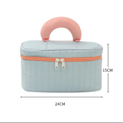 Borsa cosmetica portatile azzurra con manico rosa, chiusura a zip arancione, dimensioni 24x15 cm. Ideale per trucco e accessori da viaggio.