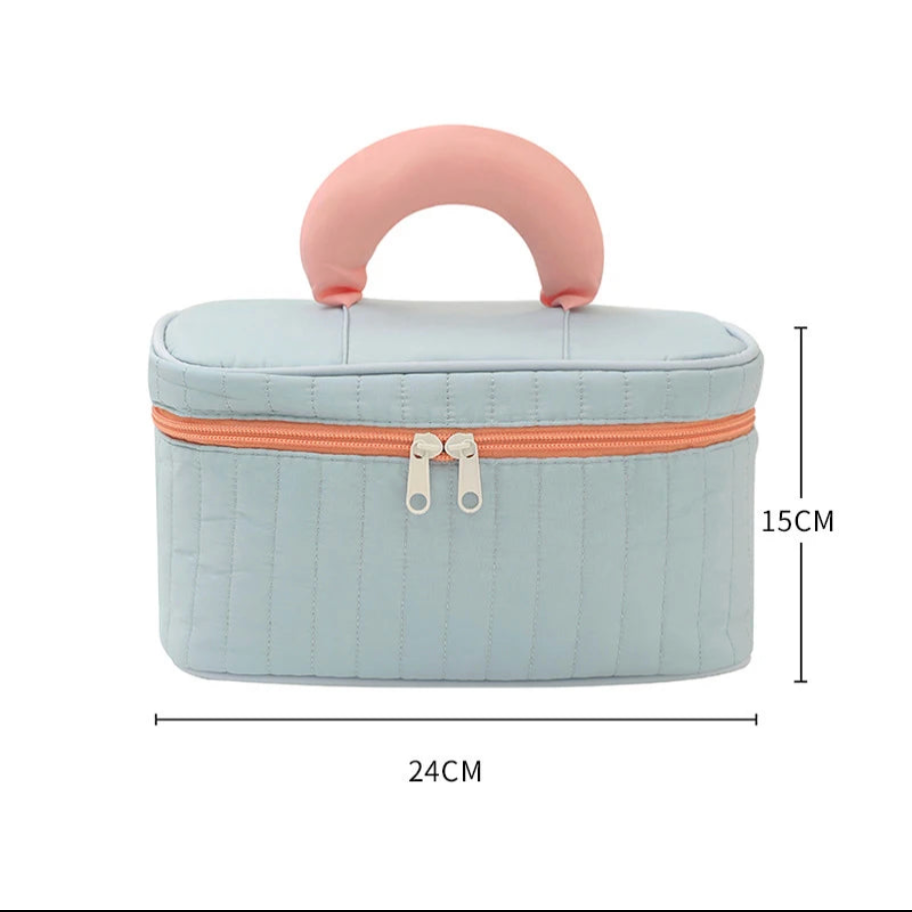 Borsa cosmetica portatile azzurra con manico rosa, chiusura a zip arancione, dimensioni 24x15 cm. Ideale per trucco e accessori da viaggio.
