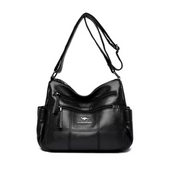 Borsa a tracolla nera in pelle, design elegante con tasche multiple e logo centrale. Accessorio moda donna, stile casual e versatile.
