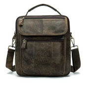 Borsa a tracolla in pelle marrone vintage, design rettangolare, con manico superiore e tasche con cerniera. Accessorio moda uomo elegante e pratico.