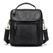 Borsa a tracolla in pelle nera da uomo, design elegante e compatto, con tasche multiple e tracolla regolabile. Accessorio moda versatile e pratico.