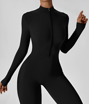 Tuta nera aderente a maniche lunghe con zip frontale, design elegante e moderno, ideale per moda femminile, abbigliamento sportivo e casual.