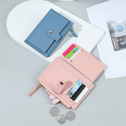 Portafoglio donna in pelle blu e rosa, con scomparti per carte di credito e monete, design elegante e compatto, accessorio moda femminile.