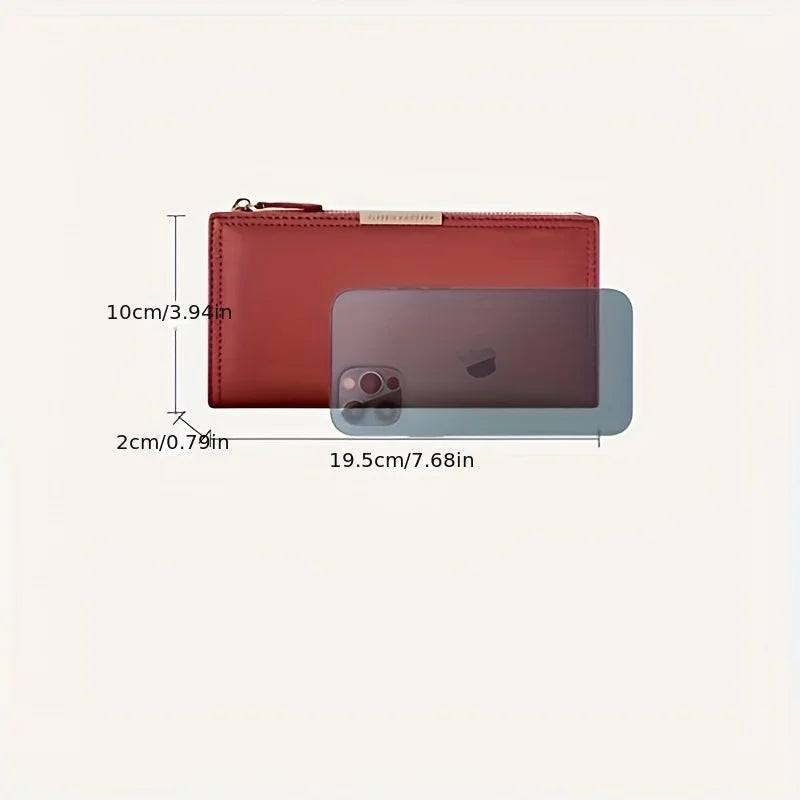 Portafoglio in pelle rossa con zip, dimensioni 19,5x10x2 cm, accanto a uno smartphone per confronto. Accessorio moda elegante e funzionale.