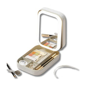 Astuccio trucco portatile con specchio, include ombretti, pennelli e accessori. Elegante e compatto, ideale per viaggi e ritocchi veloci.