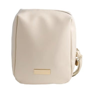 Borsa a tracolla beige in pelle sintetica, design minimalista, chiusura con zip, dettaglio in metallo dorato, accessorio moda elegante e versatile.