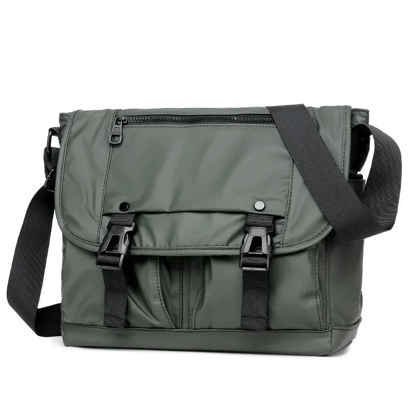 Borsa a tracolla verde militare unisex, con chiusura a fibbia, tasca frontale con zip, ideale per lavoro e viaggio. Design moderno e funzionale.