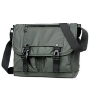Borsa a tracolla verde militare in nylon impermeabile, con chiusure a fibbia e tasca frontale con zip. Design unisex, ideale per lavoro e viaggio.