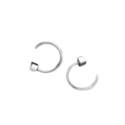 Orecchini a cerchio in argento minimalista, design moderno, chiusura a perno, gioielli eleganti per donna, accessori moda.