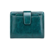 Portafoglio in pelle verde scuro con chiusura a linguetta, cuciture bianche a contrasto, design elegante e compatto, accessorio moda uomo e donna.