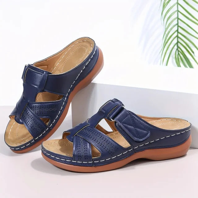 Sandali ortopedici blu da donna, design intrecciato, suola antiscivolo marrone, ideali per comfort e supporto quotidiano.