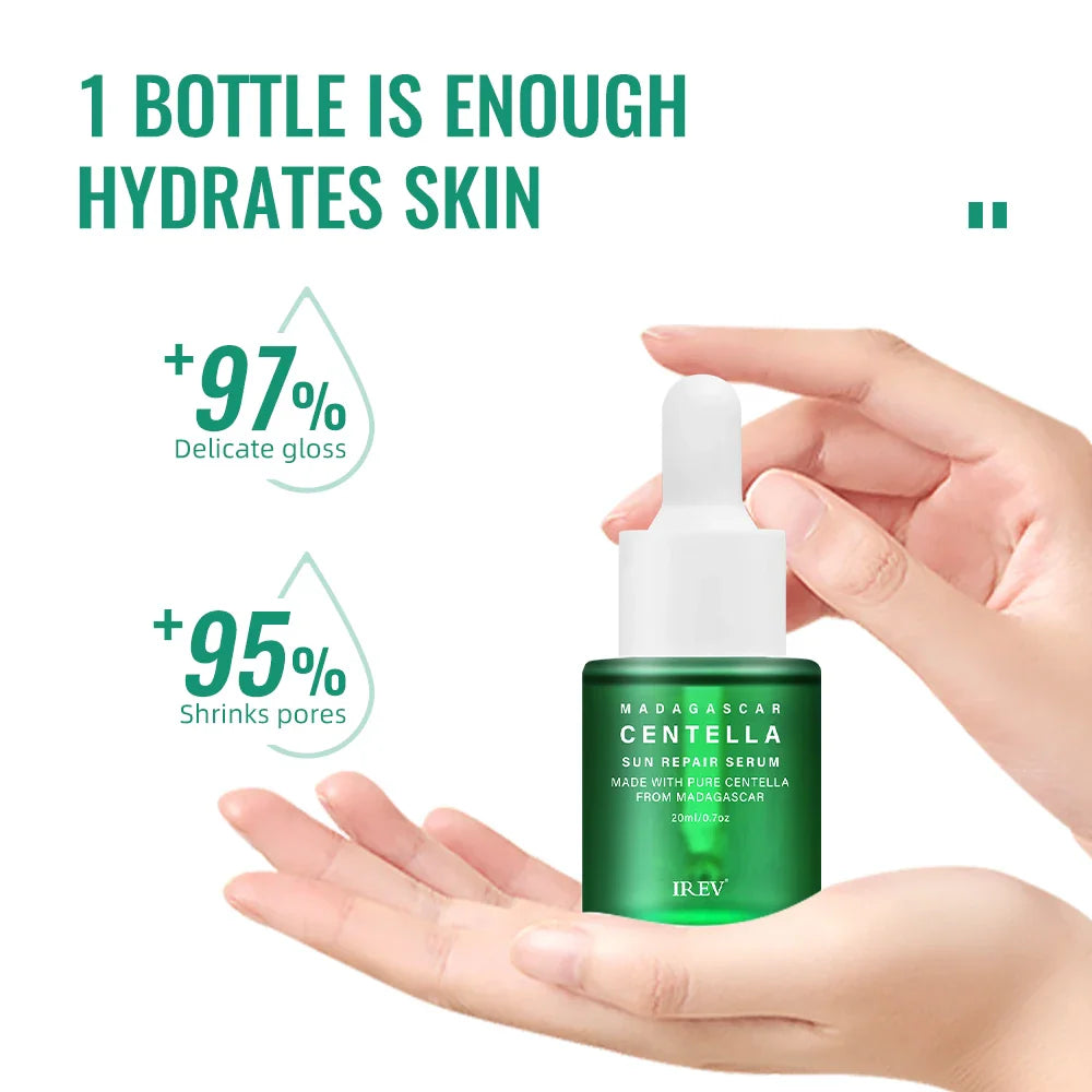Bottiglia di siero riparatore Madagascar Centella su mano, idrata la pelle, riduce i pori, effetto lucentezza delicata, skincare naturale.