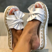Sandali donna con zeppa in corda, fiocco bianco, suola antiscivolo. Scarpe estive eleganti, comode, ideali per moda casual e vacanze.