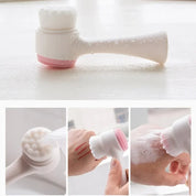 Spazzola viso doppia azione bianca, setole morbide e silicone rosa, ideale per pulizia profonda e massaggio. Accessorio skincare essenziale.