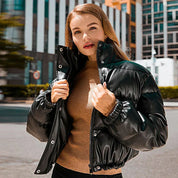 Giacca invernale donna nera in ecopelle, stile casual, con chiusura a bottoni. Perfetta per look urbani e giornate fredde.