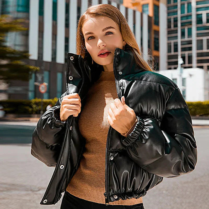 Giacca invernale donna nera in ecopelle, stile casual, con chiusura a bottoni. Perfetta per look urbani e giornate fredde.