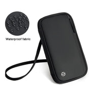 Custodia impermeabile nera per smartphone con cinturino, tessuto resistente all'acqua, design elegante e compatto, ideale per protezione e trasporto.