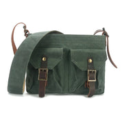 Borsa a tracolla verde in tela cerata con doppie tasche frontali e fibbie in pelle marrone. Design vintage, ideale per uomo e donna.