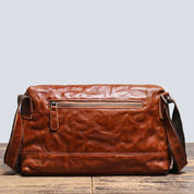 Borsa a tracolla in pelle marrone, design vintage, con tasca posteriore con zip, ideale per uomo e donna. Accessorio moda elegante e pratico.