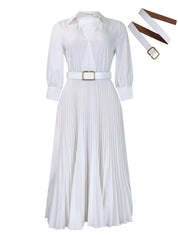 Abito lungo bianco plissettato con cintura in vita e fibbia dorata, maniche a tre quarti. Include cintura intercambiabile marrone. Elegante e versatile.