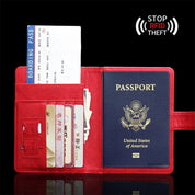 Portafoglio da viaggio rosso in pelle con protezione RFID, contenente passaporto USA, carte d'imbarco e carte di credito. Sicurezza e stile.