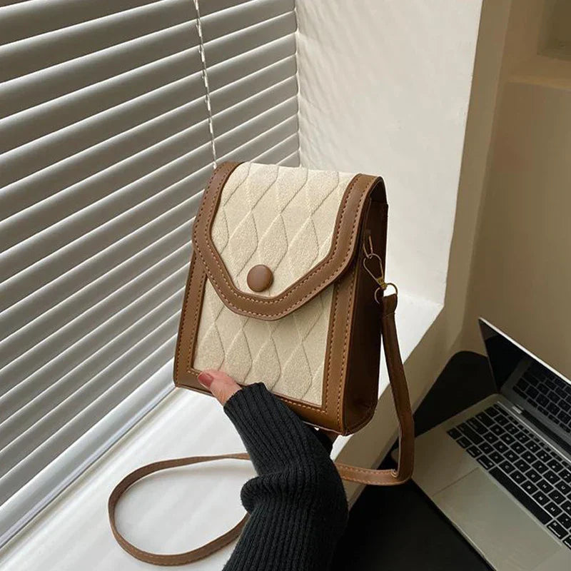 Borsa a tracolla in pelle marrone e tessuto beige, design trapuntato, chiusura a bottone, elegante e moderna, perfetta per ogni occasione.