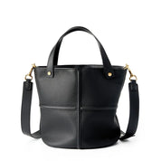 Borsa a secchiello in pelle nera con tracolla regolabile, manici corti e dettagli in metallo dorato. Design elegante e moderno per donna.