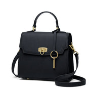 Borsa a tracolla in pelle nera con chiusura dorata, manico superiore e tracolla regolabile. Elegante accessorio moda donna.