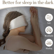 Donna che indossa maschera per dormire in seta, morbida e traspirante, ideale per il sonno al buio. Accessorio notte, comfort e oscuramento.