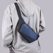 Giacca beige con borsa a tracolla nera geometrica, design moderno, moda urbana, accessorio unisex, stile casual, tessuto impermeabile.