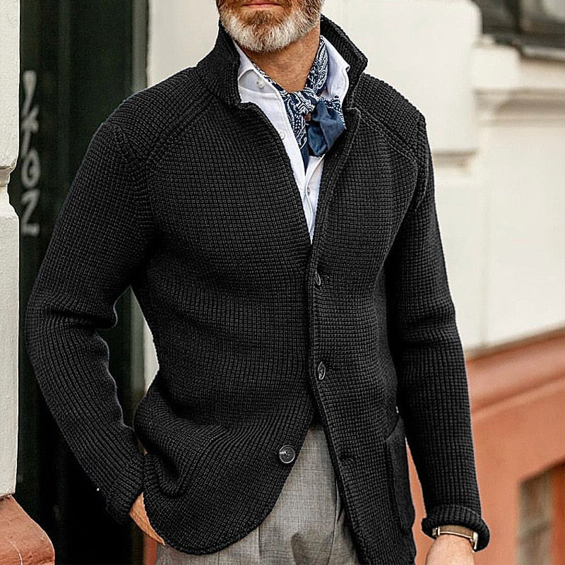 Giacca cardigan uomo nero elegante, maglia a coste, abbinata a camicia bianca e foulard blu, moda autunno inverno, stile casual chic.