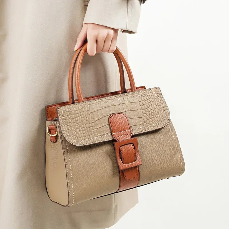 Borsa a mano elegante in pelle beige con dettagli marroni, design a coccodrillo, chiusura a fibbia. Accessorio moda donna, stile sofisticato.