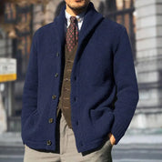 Giacca cardigan uomo blu scuro, elegante e casual, con bottoni, indossata su camicia e cravatta. Perfetta per moda autunno-inverno.