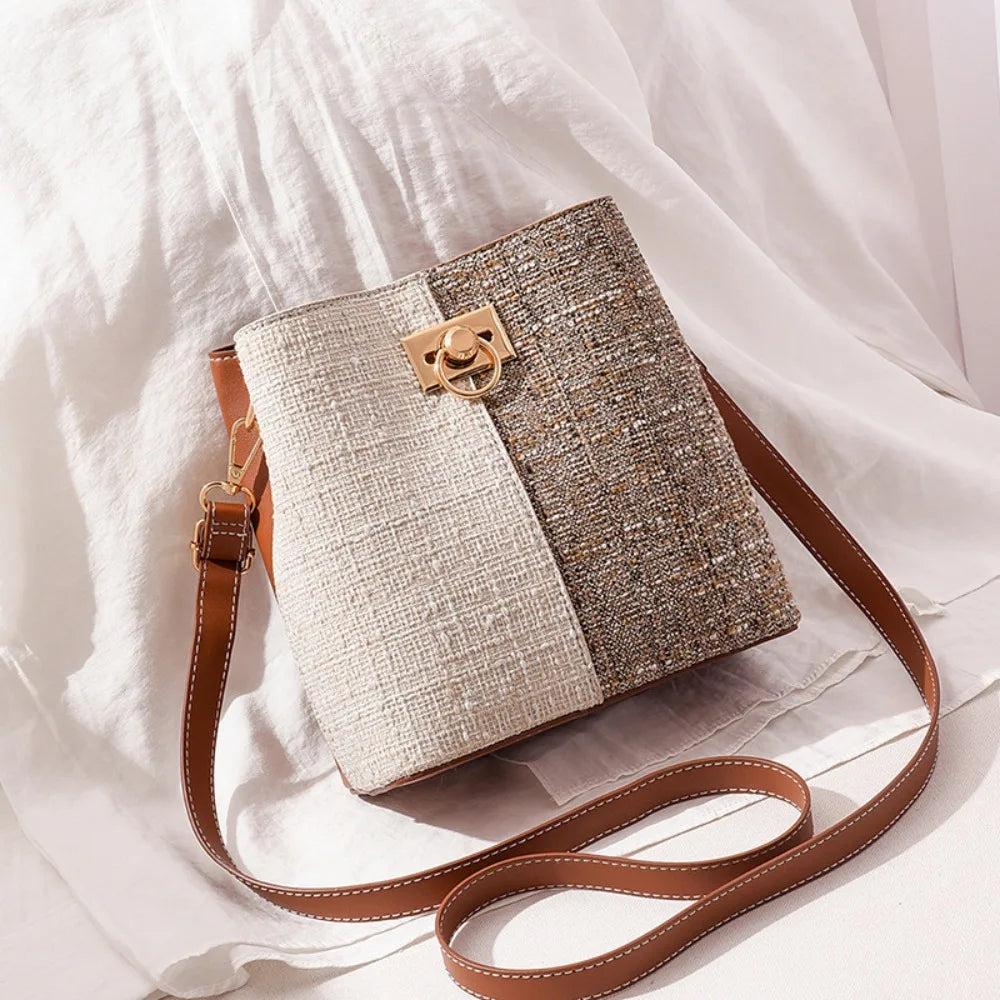 Borsa a tracolla in tessuto tweed beige e marrone, con chiusura dorata e cinturino in pelle regolabile. Elegante accessorio moda donna.