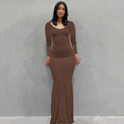Abito lungo marrone aderente da donna, maniche lunghe, scollo a V, elegante e moderno, perfetto per eventi serali e occasioni speciali.