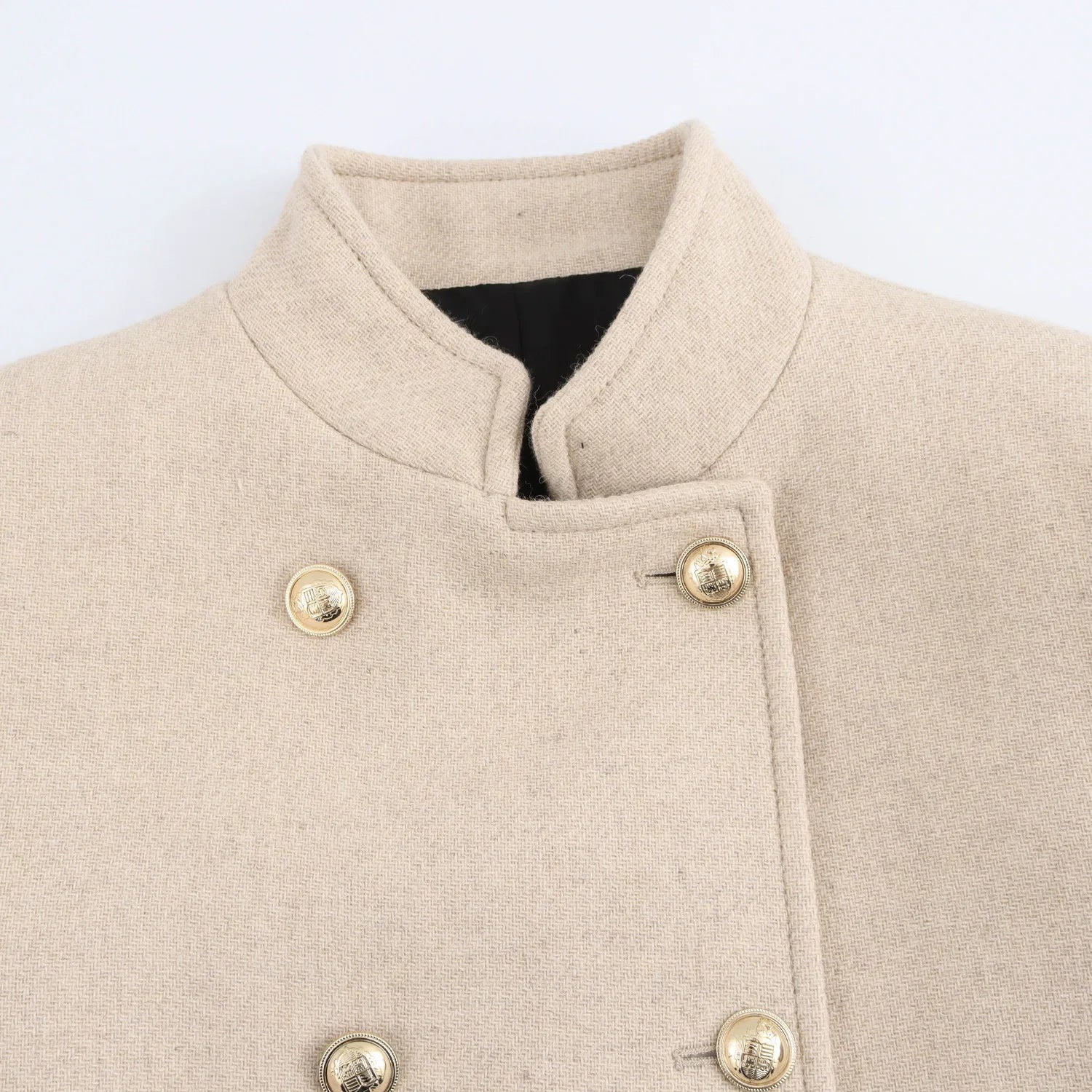 Giacca beige in lana con colletto alla coreana, doppio petto e bottoni dorati. Elegante e moderna, ideale per look autunnali e invernali.